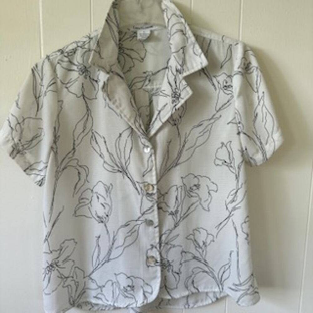 Women's Small Lotus & Lavender Floral Black and White Cottage Grandma Core